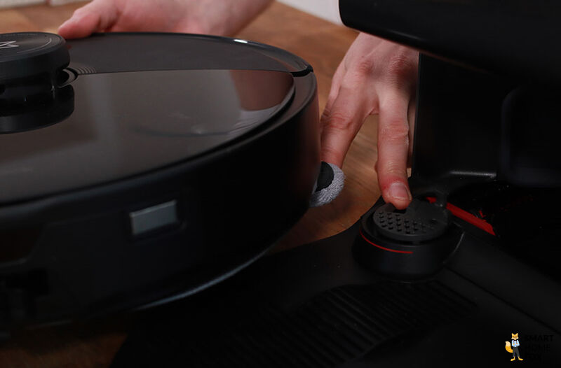 Die Reinungsstation vom Roborock S8 MaxV Ultra reinigt sogar die Wischmopps.